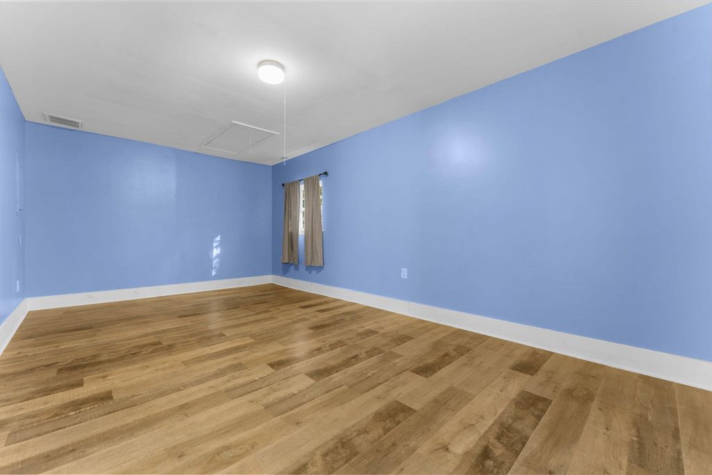 Image 20 of property listing at 300 Logan Drive, Summerville, SC 29483