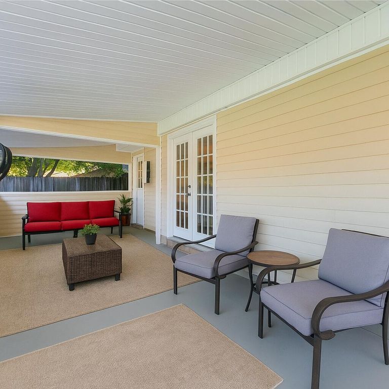 Image 5 of property listing at 300 Logan Drive, Summerville, SC 29483