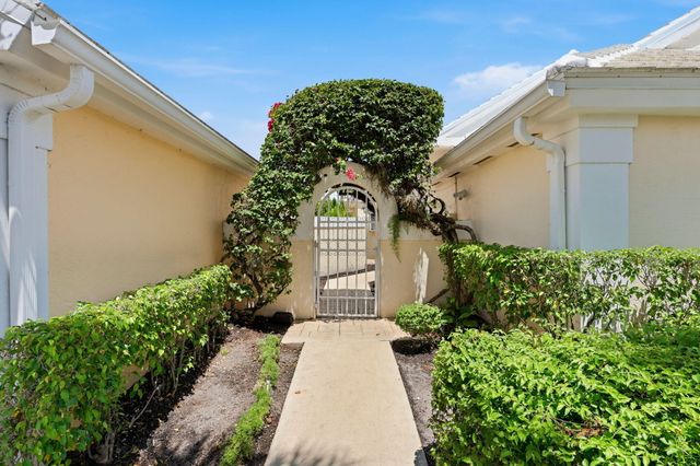 944 Dickens Place, West Palm Beach, FL 33411