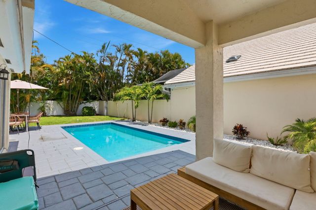 944 Dickens Place, West Palm Beach, FL 33411