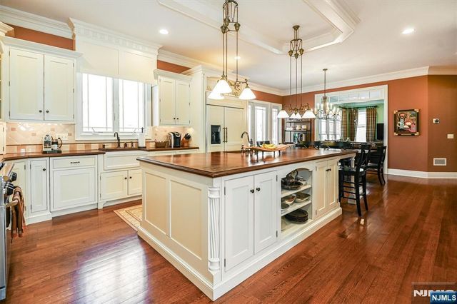 506 Julie Court, Wyckoff, NJ 07481