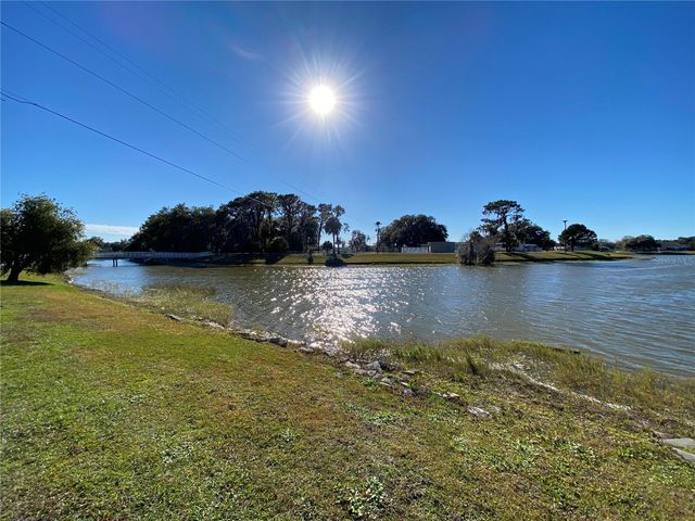 1605 CLUB CIRCLE 1605, Lakeshore, FL 33854