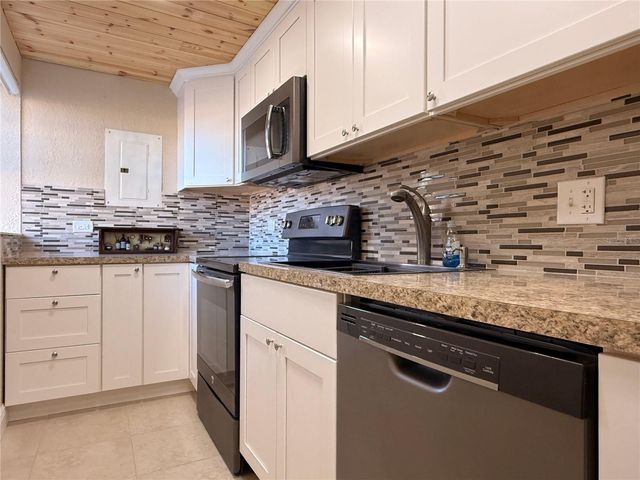 1605 CLUB CIRCLE 1605, Lakeshore, FL 33854