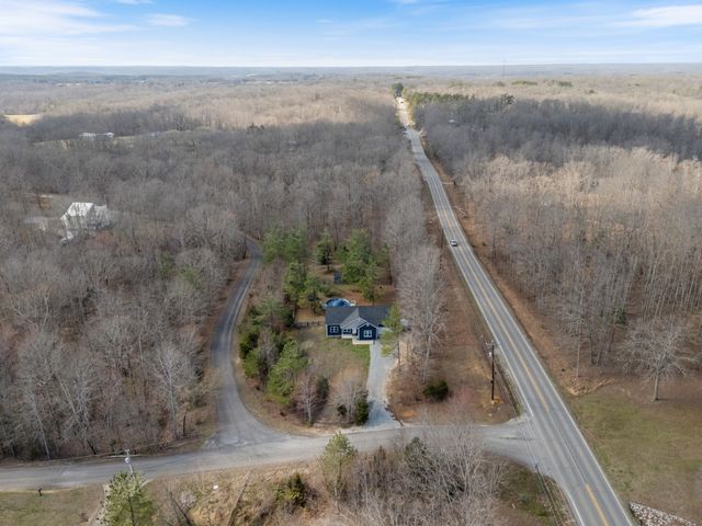 5702 Fox Haven Dr, Nunnelly, TN 37137