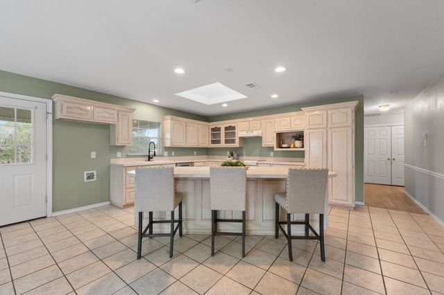639 S Rough Creek Court, Granbury, TX 76048