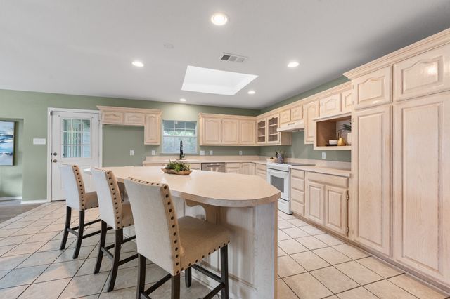 639 S Rough Creek Court, Granbury, TX 76048