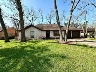 117 Dogwood Street, Lake Jackson, TX 77566