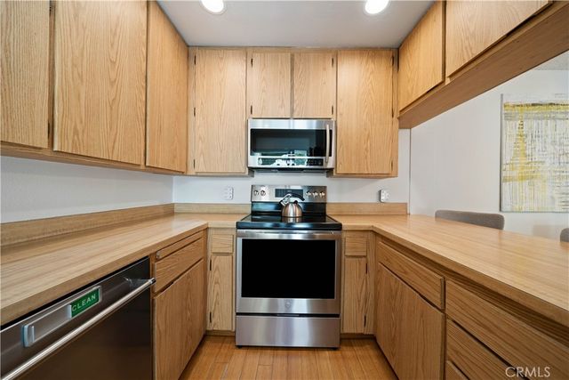 18515 Mayall D, Northridge, CA 91324