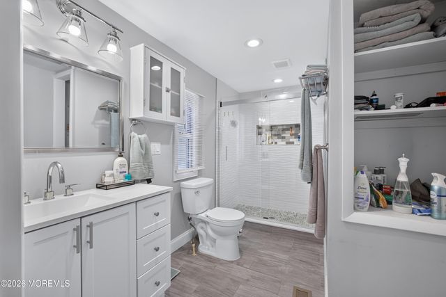 11 Short Oaks Court, Manalapan, NJ 07726