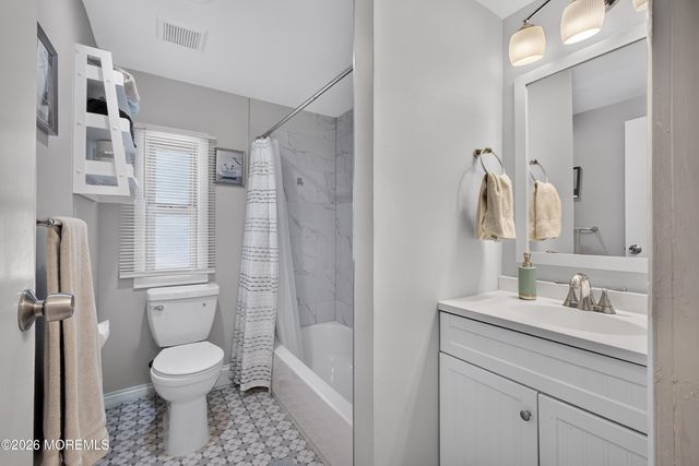 11 Short Oaks Court, Manalapan, NJ 07726