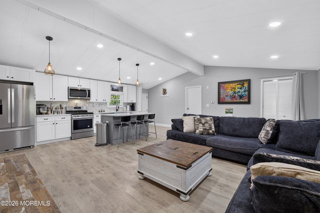 11 Short Oaks Court, Manalapan, NJ 07726