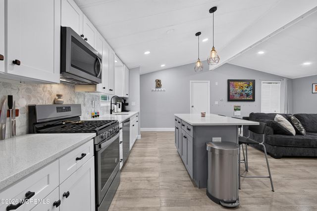 11 Short Oaks Court, Manalapan, NJ 07726