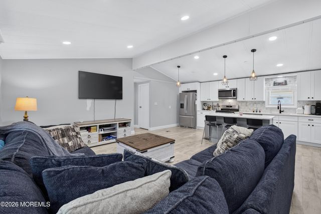 11 Short Oaks Court, Manalapan, NJ 07726
