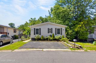 11 Short Oaks Court, Manalapan, NJ 07726