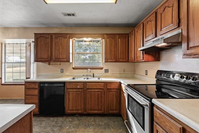 6 Meadowbrook Circle, Bentonville, AR 72712