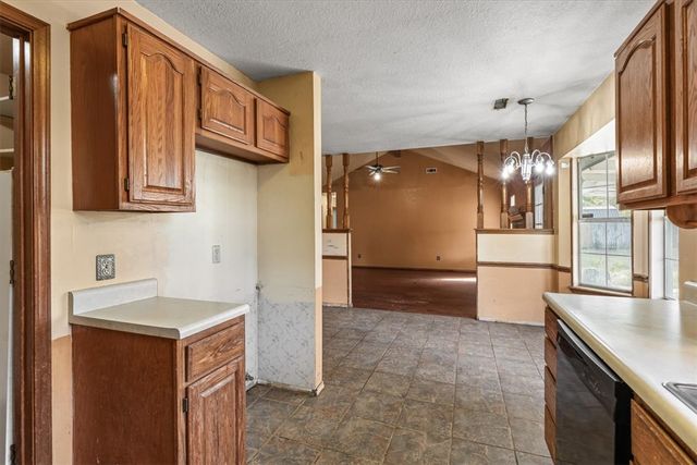 6 Meadowbrook Circle, Bentonville, AR 72712