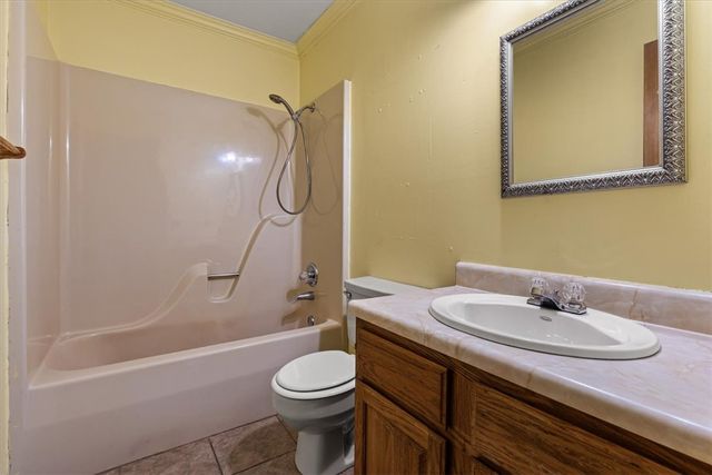 6 Meadowbrook Circle, Bentonville, AR 72712