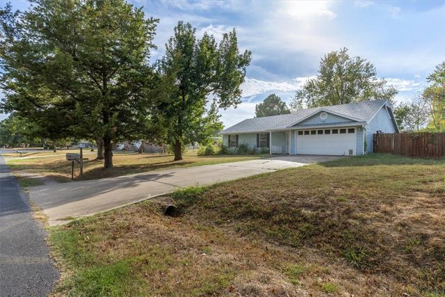 6 Meadowbrook Circle, Bentonville, AR 72712
