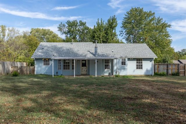 6 Meadowbrook Circle, Bentonville, AR 72712