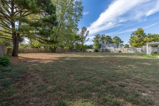 6 Meadowbrook Circle, Bentonville, AR 72712