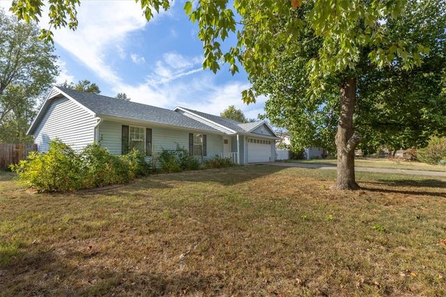 6 Meadowbrook Circle, Bentonville, AR 72712