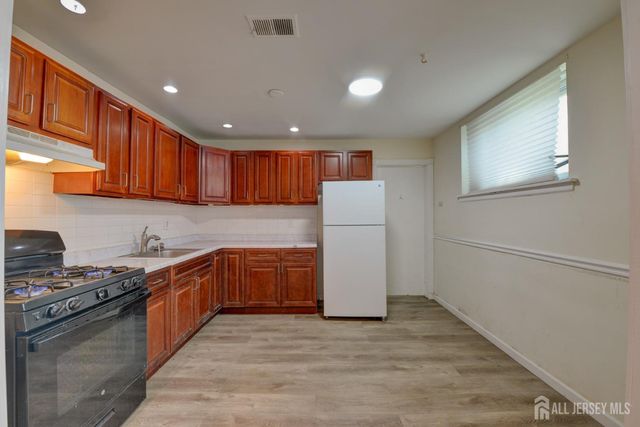 382 College Drive, Edison, NJ 08817
