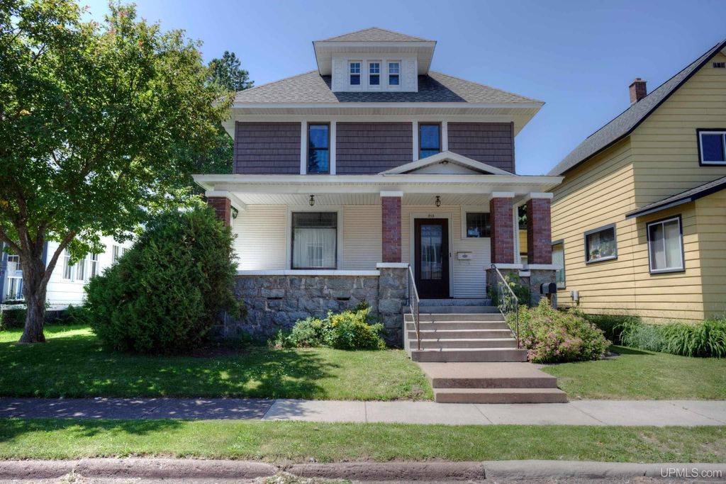 213 S Mansfield Street, Ironwood, MI 49938