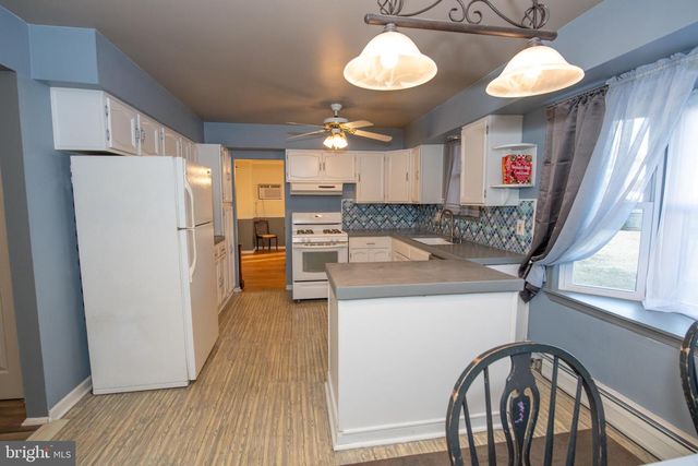 240 CLEARFIELD CIR, Warminster, PA 18974