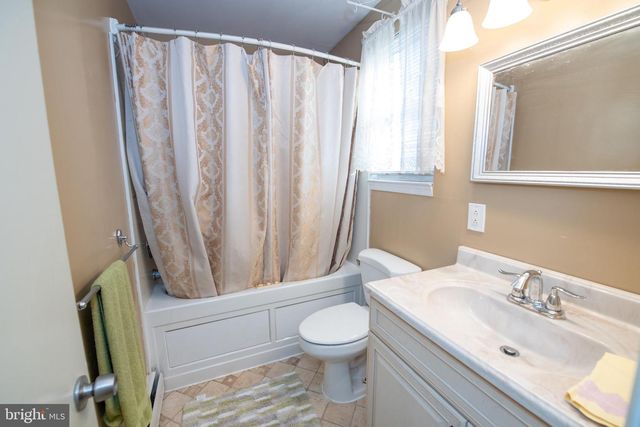 240 CLEARFIELD CIR, Warminster, PA 18974