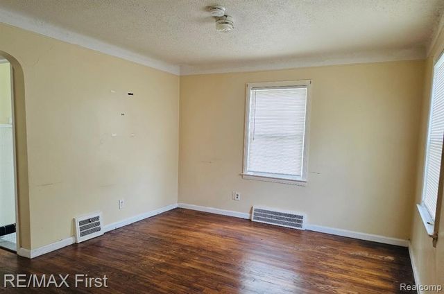 18914 Elkhart Street, Harper Woods, MI 48225