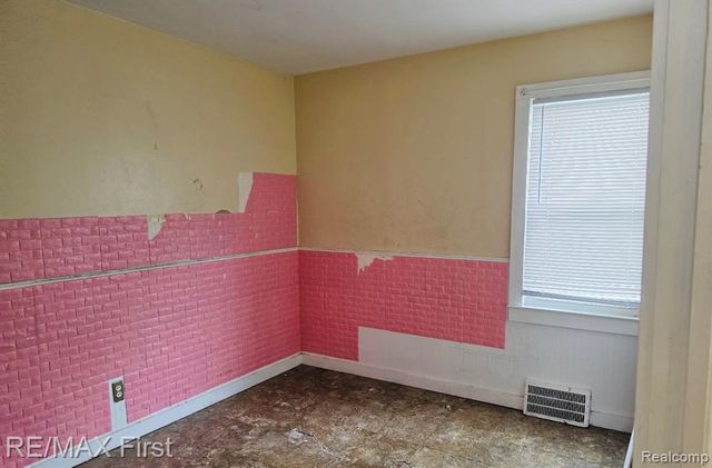 18914 Elkhart Street, Harper Woods, MI 48225