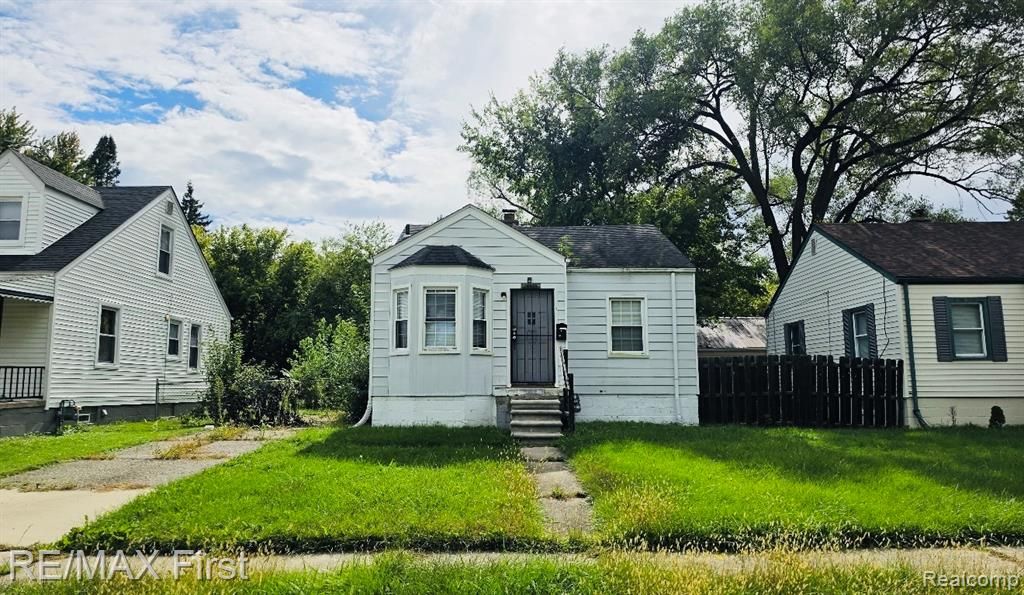 18914 Elkhart Street, Harper Woods, MI 48225