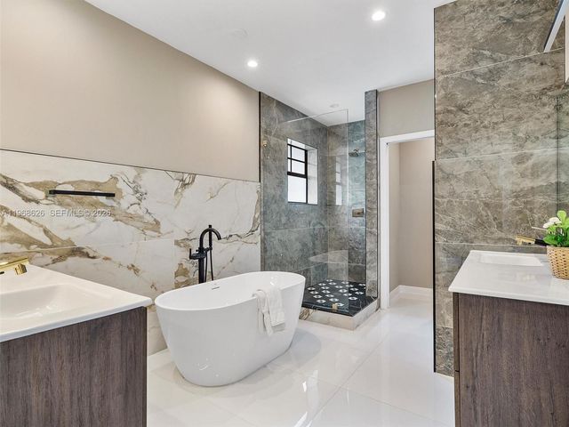 1500 Biarritz Dr 1, Miami Beach, FL 33141