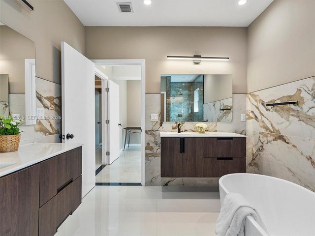 1500 Biarritz Dr 1, Miami Beach, FL 33141