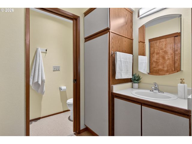 86 KINGSGATE Rd F105, Lake Oswego, OR 97035