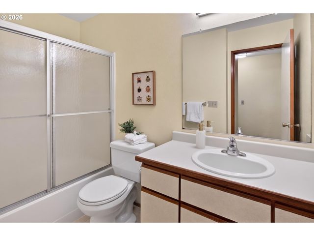 86 KINGSGATE Rd F105, Lake Oswego, OR 97035
