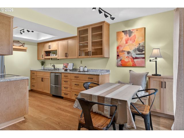 86 KINGSGATE Rd F105, Lake Oswego, OR 97035