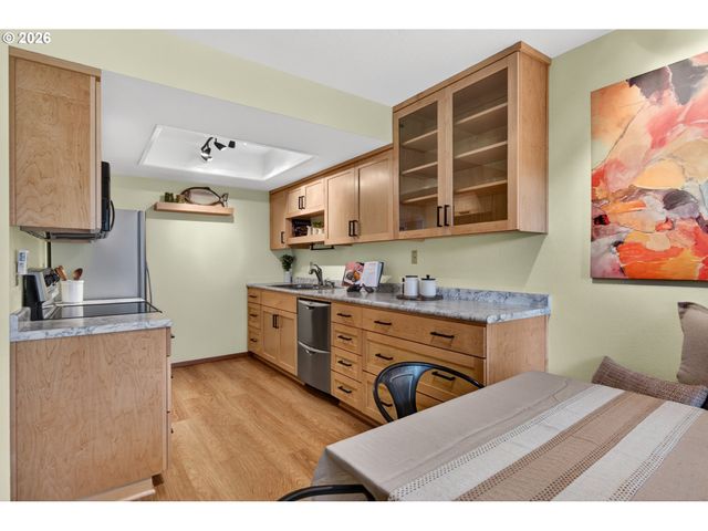 86 KINGSGATE Rd F105, Lake Oswego, OR 97035