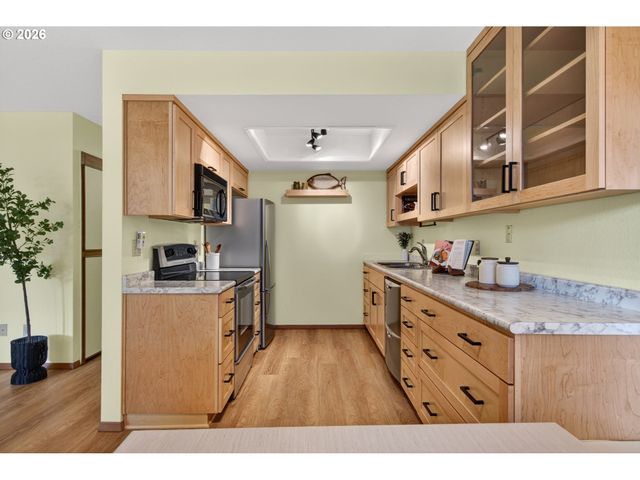 86 KINGSGATE Rd F105, Lake Oswego, OR 97035
