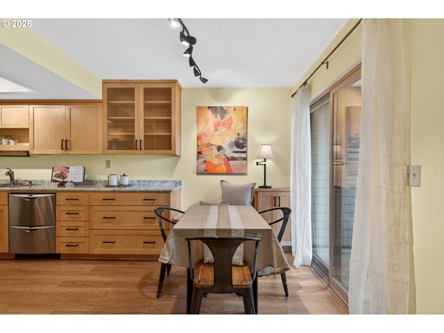 86 KINGSGATE Rd F105, Lake Oswego, OR 97035