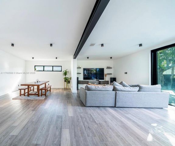 19600 NE 19th Ave, Miami, FL 33179