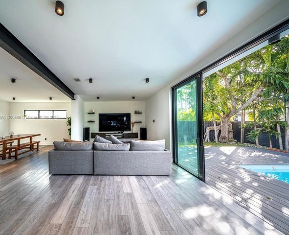 19600 NE 19th Ave, Miami, FL 33179