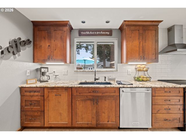 15822 Se ALPENGLADE Ct, Milwaukie, OR 97267