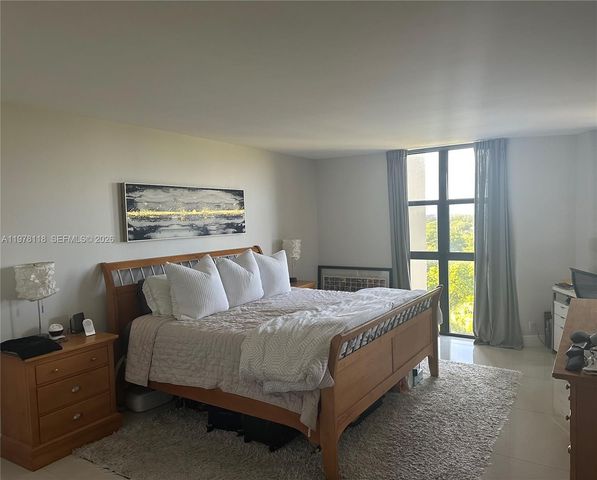 1000 Quayside Ter 905, Miami, FL 33138