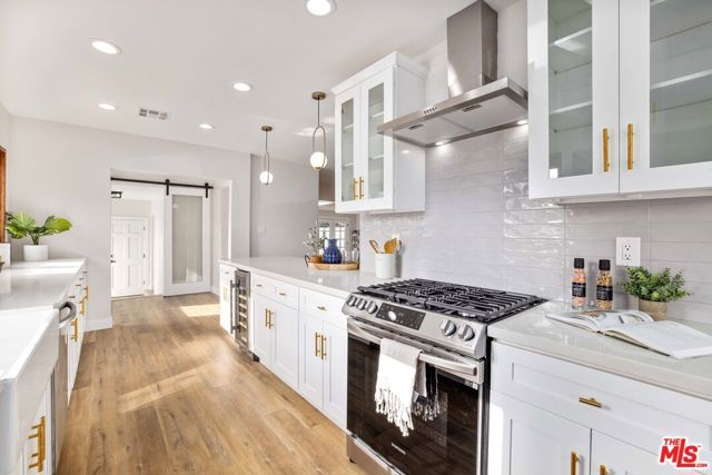 6701 NOBLE Avenue, Van Nuys (los Angeles), CA 91405