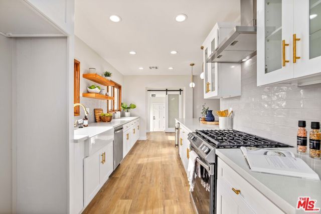 6701 NOBLE Avenue, Van Nuys (los Angeles), CA 91405