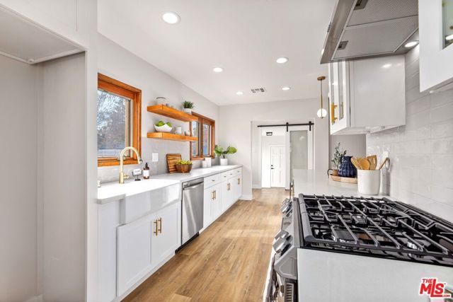 6701 NOBLE Avenue, Van Nuys (los Angeles), CA 91405