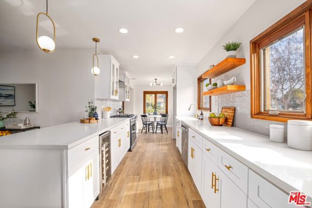 6701 NOBLE Avenue, Van Nuys (los Angeles), CA 91405