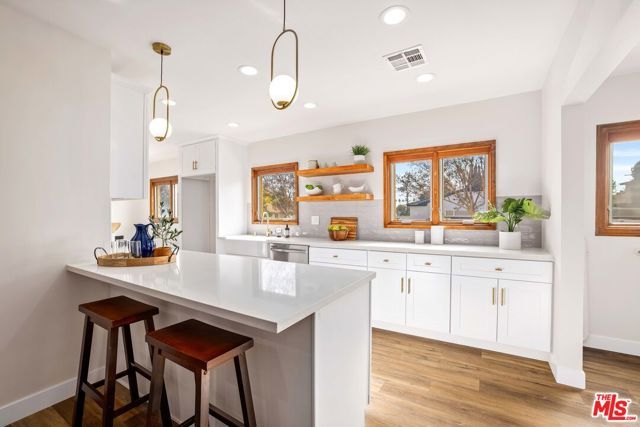 6701 NOBLE Avenue, Van Nuys (los Angeles), CA 91405