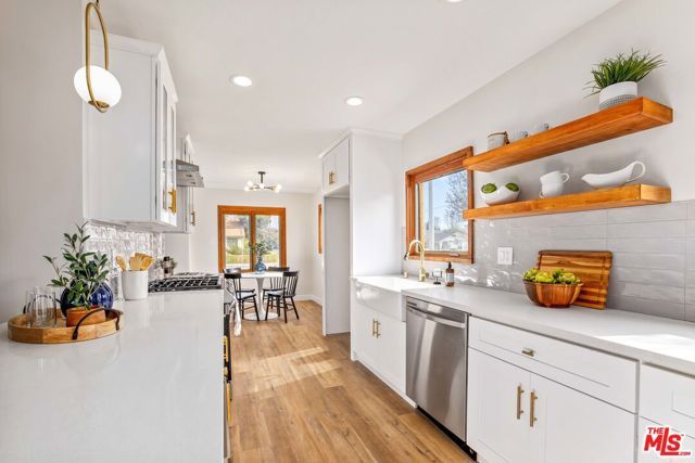 6701 NOBLE Avenue, Van Nuys (los Angeles), CA 91405